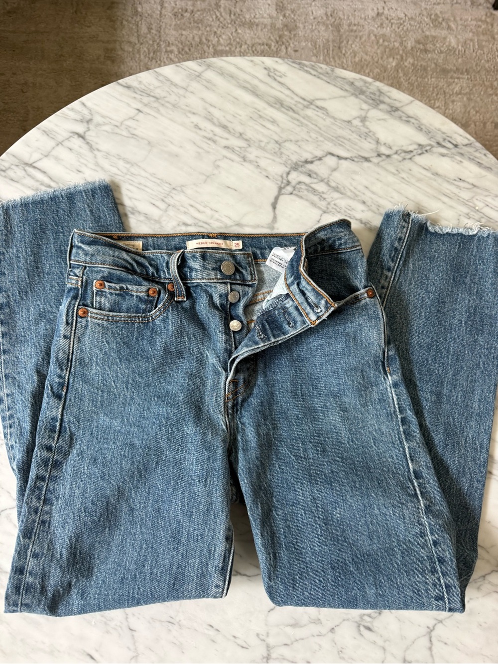 Levi’s wedgie straight sz 25 raw edge